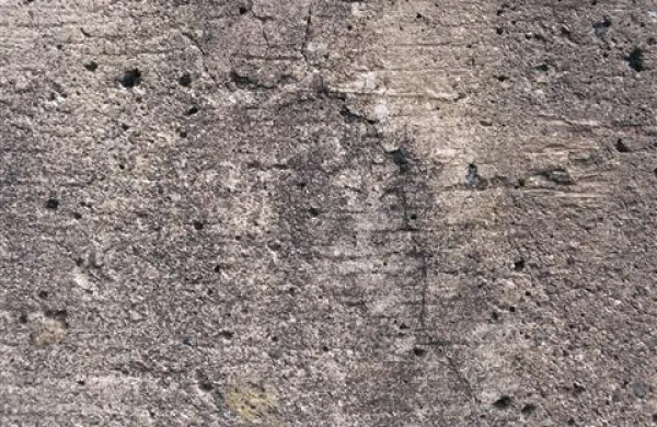 Ljubljančan je v soboto omahnil z balkona na betonska tla. Fotografija je simbolična 