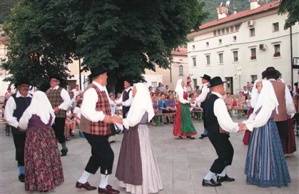S sobotnim večerom folklore na Trgu Pavla Rušta se je začel  niz  prireditev v okviru projekta Imago Sloveniae - Podobe Slovenije