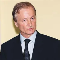 Metod Mezek: “Mnogi direktorji zdravstvenih zavodov so prepričani, da bi bil izkupiček  sedanjega predloga združitve in racionalizacije zavodov za zdravstveno varstvo (ZZV) z inštitutom za varovanje zdravja (IVZ) zgolj gašenje izgube v IVZ, ne pa racionalizacija  v prid ZZV, ki so vpeti v zdravstvene regije.”  