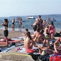Ljudje, ki so manj vešči plavanja, naj se ne preveč ne oddaljujejo od obale 