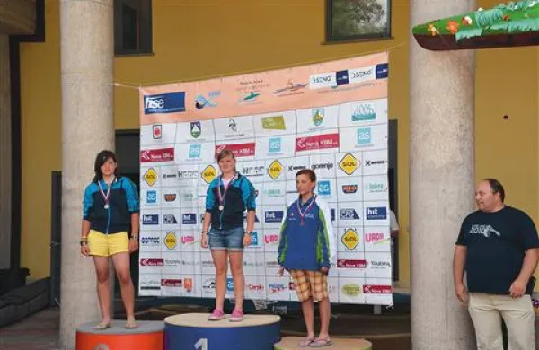 Na državnem prvenstvu v sprint spustu za dečke in deklice so tekmovalci iz domačega kluba KK Soške elektrarne osvojili kopico medalj