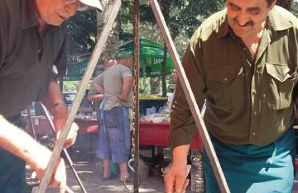 Tone Škrlj (levo) in Ivan Vidmar sta skuhala najboljši furmanski golaž