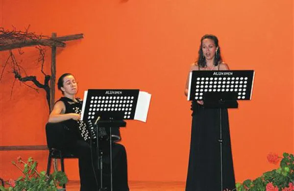 Sopranistka Mateja Petelin in harmonikašica Polona Tominec sta se prvič predstavili  pred domačim občinstvom