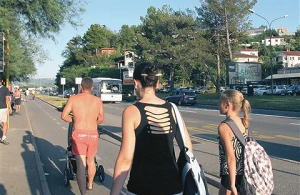V nedeljo ob 19.28  je avtobus (v ozadju) z nezmanjšano hitrostjo peljal mimo postajališča v Žusterni 