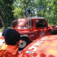 Novogoriški gasilci so okoli poldneva odhiteli proti gozdu med Mrzlekom in Sveto Goro