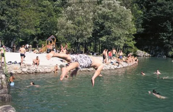 Odrešujoča osvežitev v Idrijci pri rekordnih 22 stopinjah Celzija 
