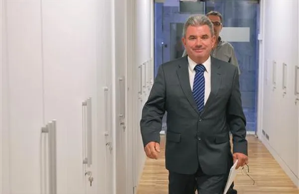Po pričakovanjih ministra Andreja Vizjaka naj bi kljub slabšanju zaposlitvenih možnosti leto zaključili s približno 110.000 brezposelnimi   