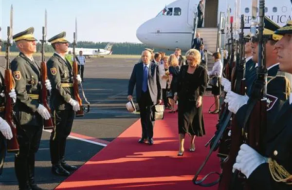 Pričakovati je, da bosta predsednika Slovenije in Italije omenila tudi vprašanje financiranja slovenske manjšine v Italiji, Napolitano pa naj bi se srečal tudi s predstavniki italijanske manjšine v Sloveniji
