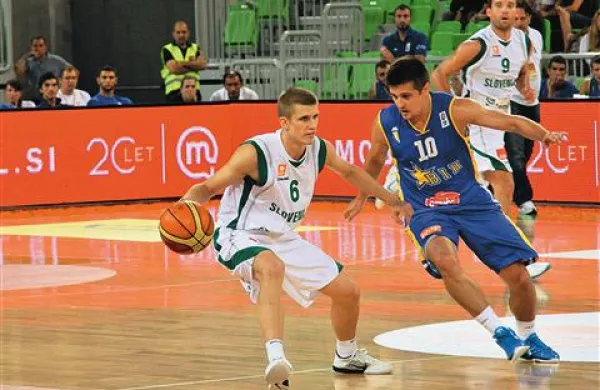 Luka Rupnik (v belem dresu)