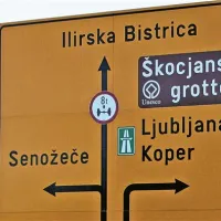 Po cesti od križišča pred Divačo do Ilirske Bistrice lahko vozijo samo tovornjaki, katerih teža na os ne presega osem ton. A ker policije tam skoraj ni, je tovornjakov vedno več, trdijo domačini iz Vremske doline.