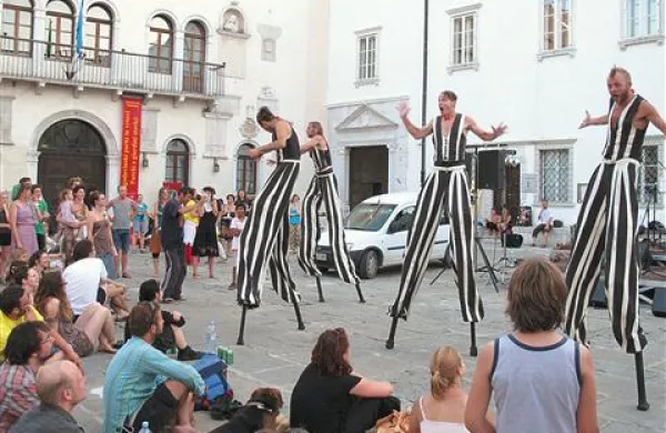 Vešči hoduljarji Long Vehicle Circus iz Češke, sicer  diplomirani igralci akademije Damu