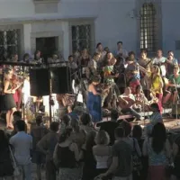 Veliki orkester Etno Histria pod vodstvom hudomušnega Avstrijca Hermana Heartla  