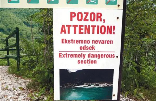 Na velikih  tablah je na vseh dostopih do Soče jasno označeno, kateri odseki so za plovbo prepovedani