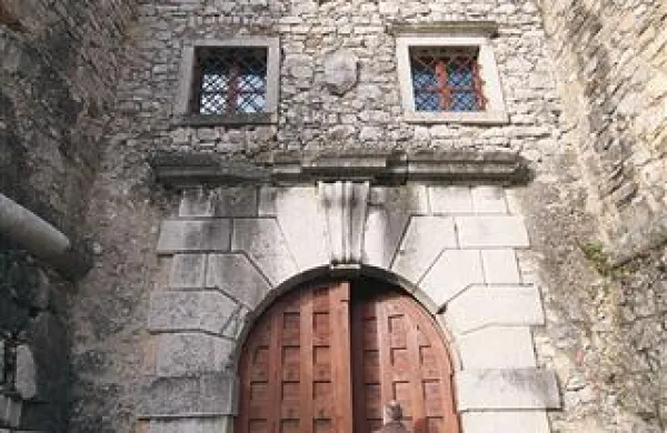 Država prodaja grad Rihemberk za “piškavih” 451.000 evrov, vmes pa se še vedno dogovarja, da bi ga brezplačno prenesla na novogoriško občino
