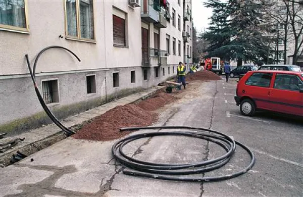 Delavci Gratela so pred leti prekopali del Nove Gorice in okolice in jo opremili z optičnim omrežjem, nato pa je vse skupaj zastalo za nekaj let. Sedaj se dogovarjajo, da bi začeli spet delati...