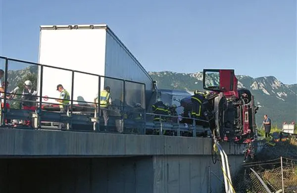 Voznik drugega tovornjaka kljub zaviranju in umikanju ni uspel preprečiti trčenja