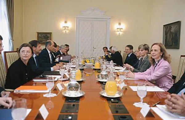 Premier Janez Janša in italijanski predsednik Giorgio Napolitano, ki je danes končal svoj prvi državniški obisk v Sloveniji, sta v današnjem pogovoru pozitivno ocenila razvoj dvostranskih odnosov med državama, še posebej na področju gospodarskega sodelovanja, ki se je v zadnjem letu kljub krizi okrepilo