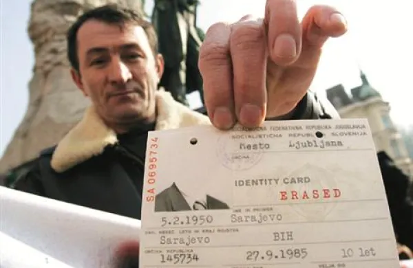 Neža Kogovšek Šalamon z Mirovnega inštituta poziva izbrisane, naj ne nasedajo oglasom podjetij, ki obljubljajo, da bodo v njihovem imenu uveljavljali odškodnino od države