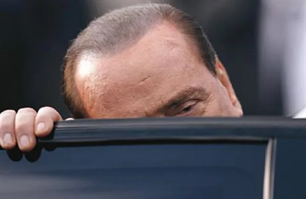 Nekdanji italijanski premier Silvio Berlusconi se je odločen na parlamentarnih volitvah spomladi prihodnje leto na čelu desnosredinskega zavezništva znova potegovati za položaj predsednika vlade