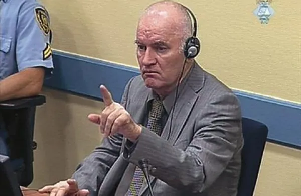 Nekdanji poveljnik bosanskih Srbov Ratko Mladić se je na srečanjih s predstavniki Združenih narodov med vojno v BiH obnašal kot nasilnež in večkrat grozil s pobijanjem civilistov