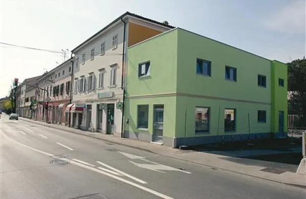 Poslovna novogradnja, ki po mnenju mnogih v taki obliki ne sodi v sklop glavne mestne ulice