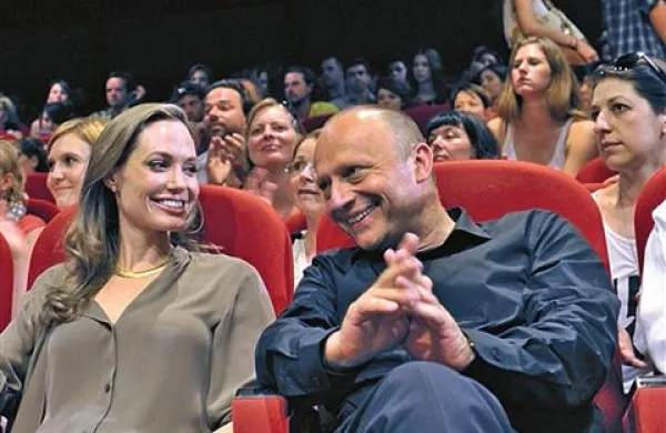 Angelina Jolie v pogovoru z direktorjem sarajevskega festivala Mirsadom Purivatro 