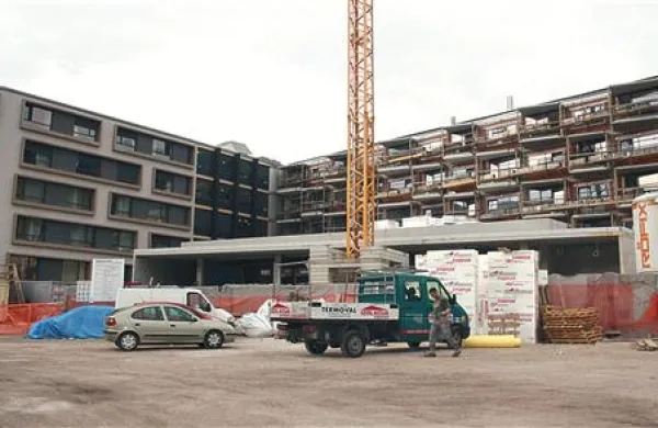 Druga stavba doma upokojencev  že kaže končne obrise, vendar gradbince čaka še veliko dela