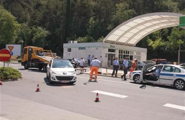 80-letni avstrijski voznik ni upošteval znaka, da lahko pelje le proti Sečovljam