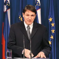 Minister Šušteršič priznava, da tudi pri nižanju pokojnin ni bilo vse v redu