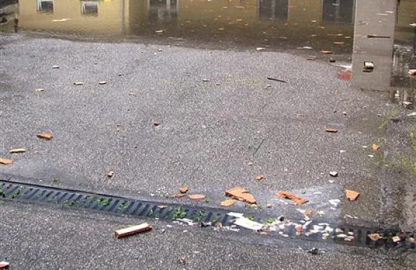 Neurje ni prizaneslo kletem, zamašilo pa se je tudi nekaj cevi za meteorne vode. Fotografija je simbolična