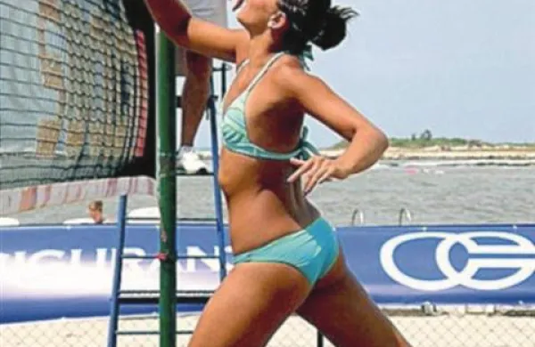 Sara Valenčič v poletni odbojkarski opremi