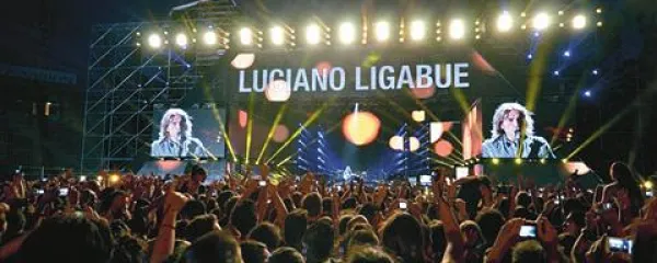 Dobrodelni koncerti za žrtve potresa v Emiliji se kar vrstijo. 25. junija je na velikem koncertu v Bologni med drugimi nastopil tudi priljubljeni Luciano Ligabue