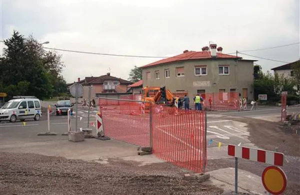 Za zdaj je tu le gradbišče in tako bo žal ostalo vso poletno sezono. Prihodnje poletje pa naj bi reka turistov  tod že krožila okrog urejenega krožišča, ki bo omogočalo tudi enakovredno vključevanje domačinov.