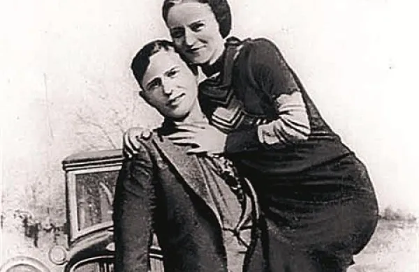 Skoraj 80 let po smrti slavnih gangsterjev bosta na dražbi revolver kalibra 38 in pištola kalibra 45, ki sta ju Bonnie in Clyde imela pri sebi, ko sta umrla v policijski zasedi v Louisiani