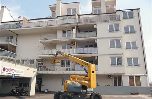 Delavci Komunale bodo na bloku zamenjali stara vodila za senčila