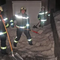 Ponekod v Bovcu so bili nanosi toče debeli tudi po več deset centimetrov, zato so morali gasilci dobro poprijeti