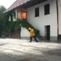 Ponekod v Bovcu so bili nanosi toče debeli tudi po večdeset centimetrov