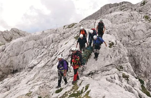   82-letnik je v globeli obležal in  zaradi hudih poškodb glave umrl