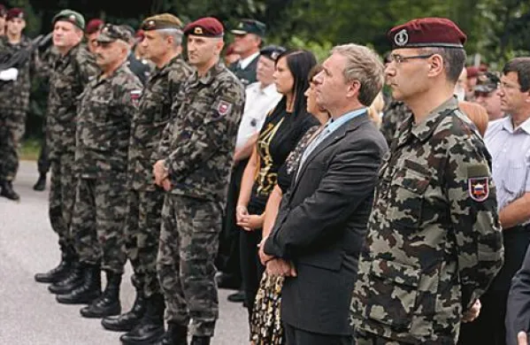 Pred Vojašnico Edvarda Peperka je danes bila slovesnost ob razglasitvi novega poimenovanja vojašnice