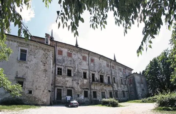 Razpadajočo “palačo” sredi Vipolž naj bi naposled le začeli obnavljati