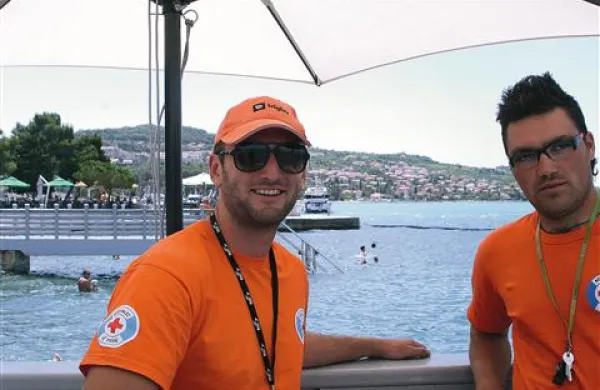 Matej Frank (levo) in Robert Kogoj, reševalca s koprskega kopališča, sta skočila v morje in do obale odvlekla voznika, ki je sam zlezel iz potapljajočega se avta