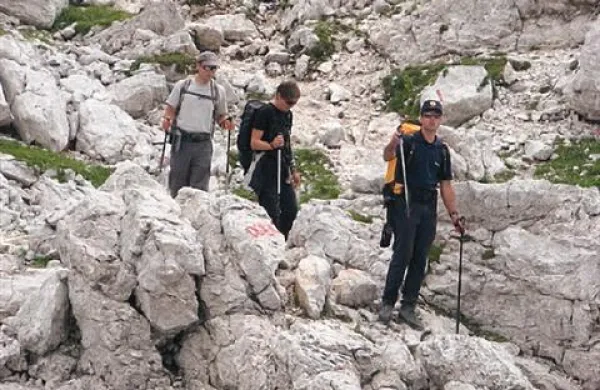 Do konca poletja bodo dogajanje v gorah ob vikendih spremljali tudi policisti