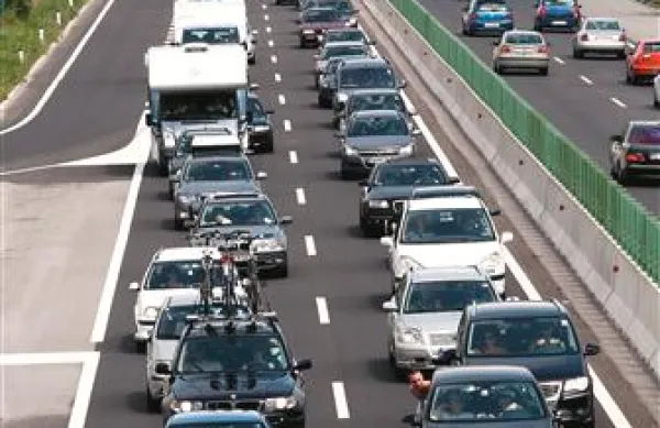 Promet po državi zgo&scaron;čen, kolone na mejnih prehodih s Hrva&scaron;ko