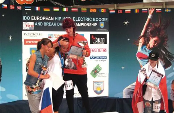  Solze veselja ob osvojitvi evropske lovorike za solo hip hop mladinke (z leve proti desni): Tia Krašovec, trenerka Monika Veselčič in Nika Bolčič