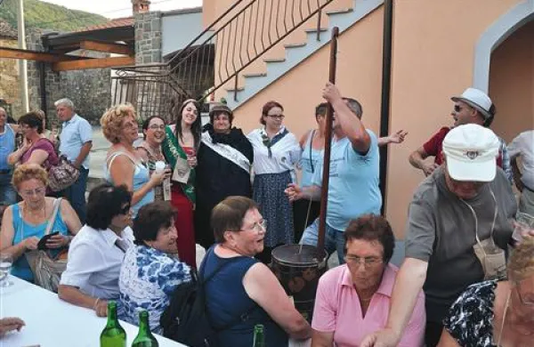 Vesel utrip iz Čenturja: z lentama sta ovenčani vinska kraljica slovenske Istre Tina Lakošeljac in vinska kraljica Čenturja Veleda Gržinič