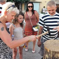 Predvsem tujci so se z zanimanjem preizkusili v istrskem biljardu, zabijanju žebljičkov s ostrim kladivom v tnalo