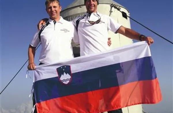 ... a  šesti dan pohoda sta se Uroš in David že  povzpela na Triglav