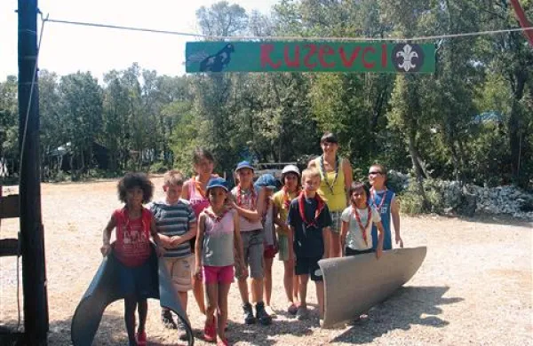 Skupina medvedkov in čebelic z vodnicama se pravkar odpravlja na kopanje 
