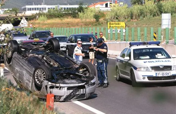 Avto je nazadnje obstal obrnjen na streho. Voznik se v nesreči ni poškodoval, na srečo pa ni trčil v nobeno drugo vozilo.