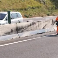 Voznik iz Ljubljane je najprej zajahal  ograjo med voznima pasovoma, nato pa ga je odbilo na nasprotni vozni pas